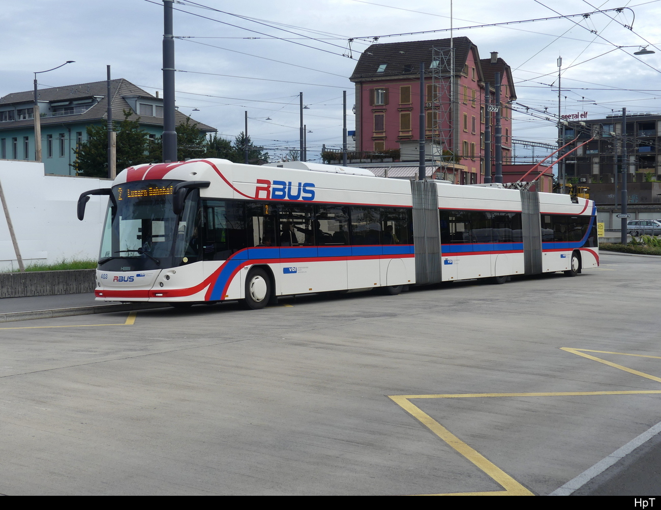 VBL - Hess Trolleybus Nr.403 unterwegs auf der Linie 2 in Emmenbrücke am 27.07.2023