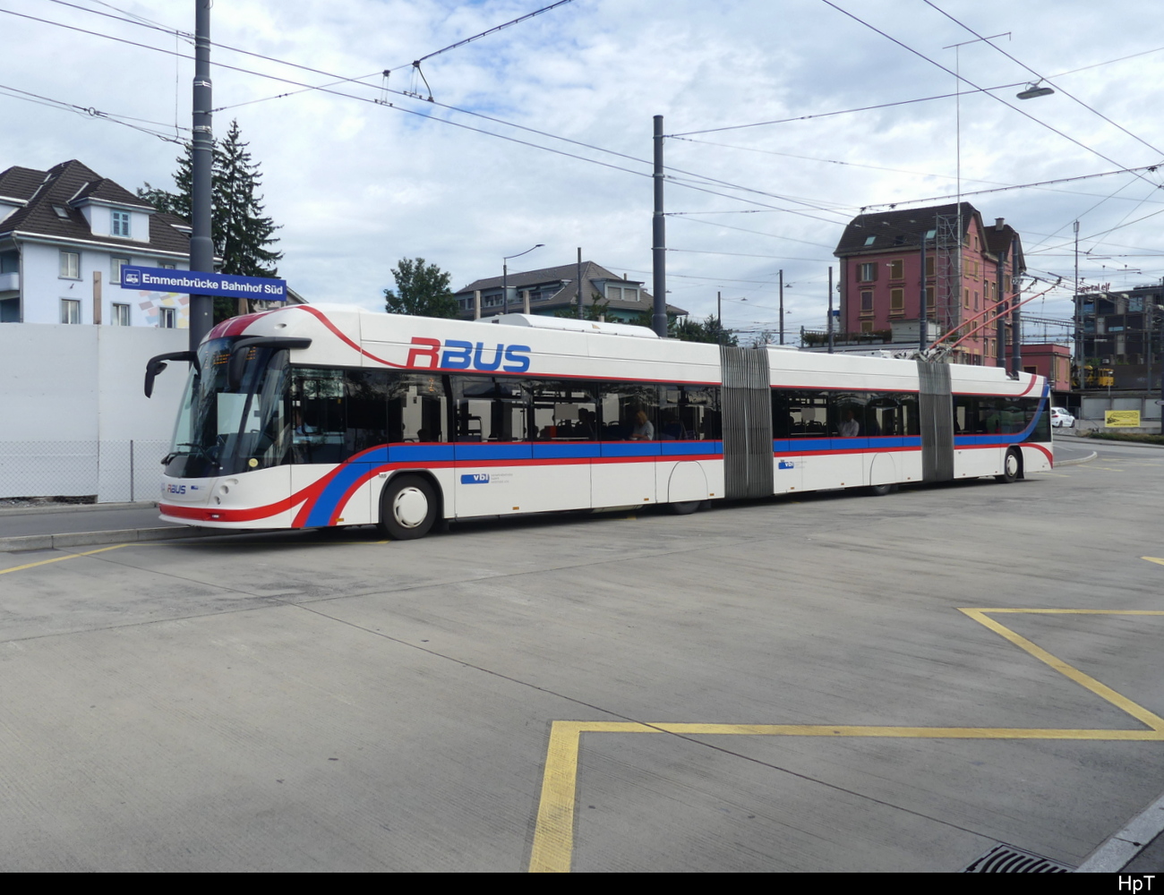 VBL - Hess Trolleybus Nr.413 unterwegs auf der Linie 2 in Emmenbrücke am 27.07.2023