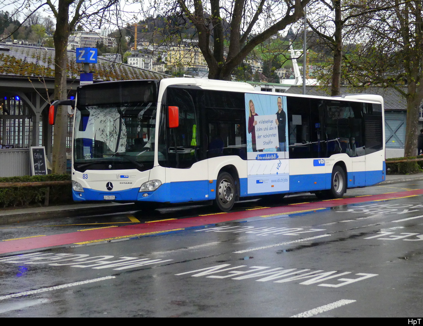 VBL - Mercedes Citaro Nr.83  LU 250374 in Luzern bei Regen vor dem Bahnhof am 01.04.2024