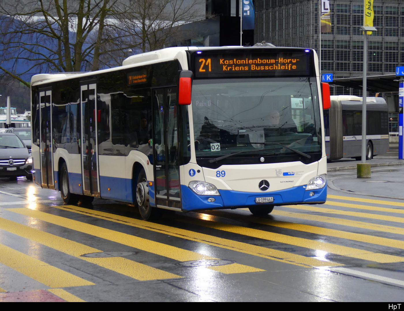 VBL - Mercedes Citaro Nr.89  LU 199441 in Luzern unterwegs auf der Linie 21 bei Regen vor dem Bahnhof am 01.04.2024