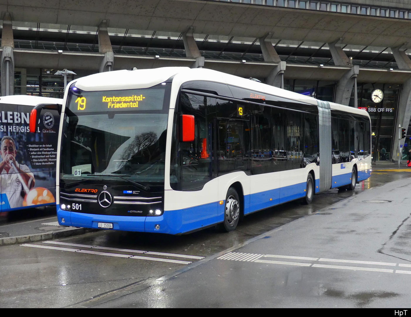 VBL - Mercedes e Citaro  Nr.501  LU  15004 in Luzern unterwegs auf der Linie 19 bei Regen vor dem Bahnhof am 01.04.2024