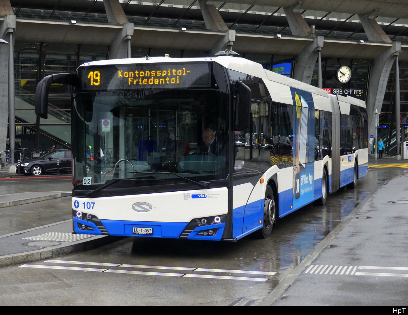 VBL - Solaris Urbino Nr.107 LU 15057 in Luzern unterwegs auf der Linie 19 bei Regen vor dem Bahnhof am 01.04.2024