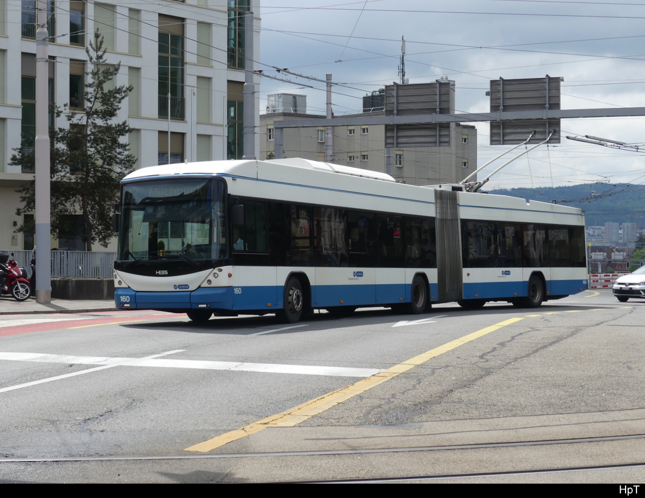 VBZ - Hess Trolleybus Nr.160 unterwegs auf der Linie 72 in der Stadt Zürich am 07.05.2023