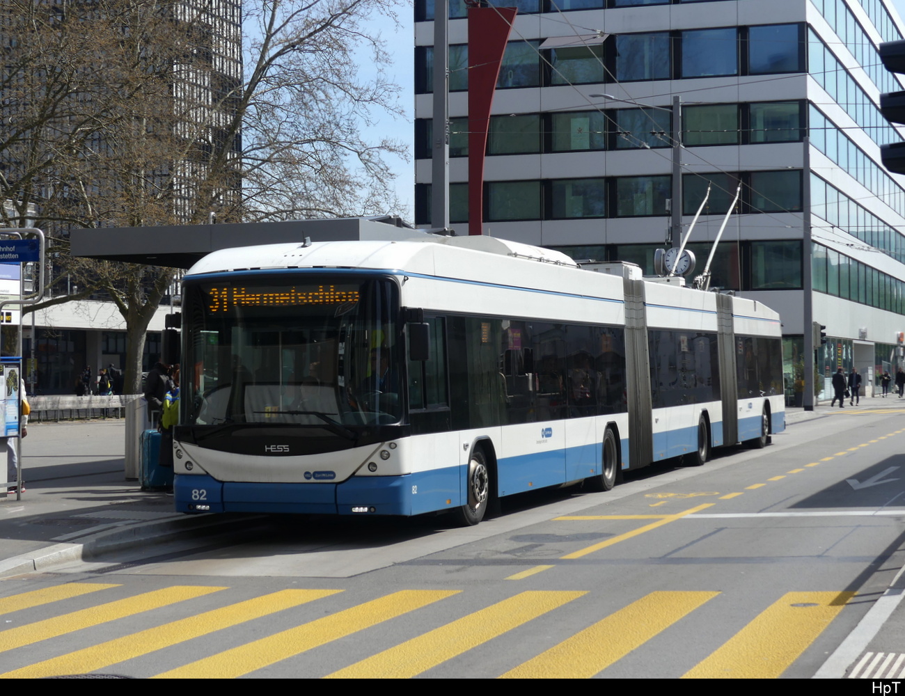 VBZ - Hess Trolleybus Nr.82 unterwegs auf der Linie 31 in Zürich Altstetten am 10.04.2023