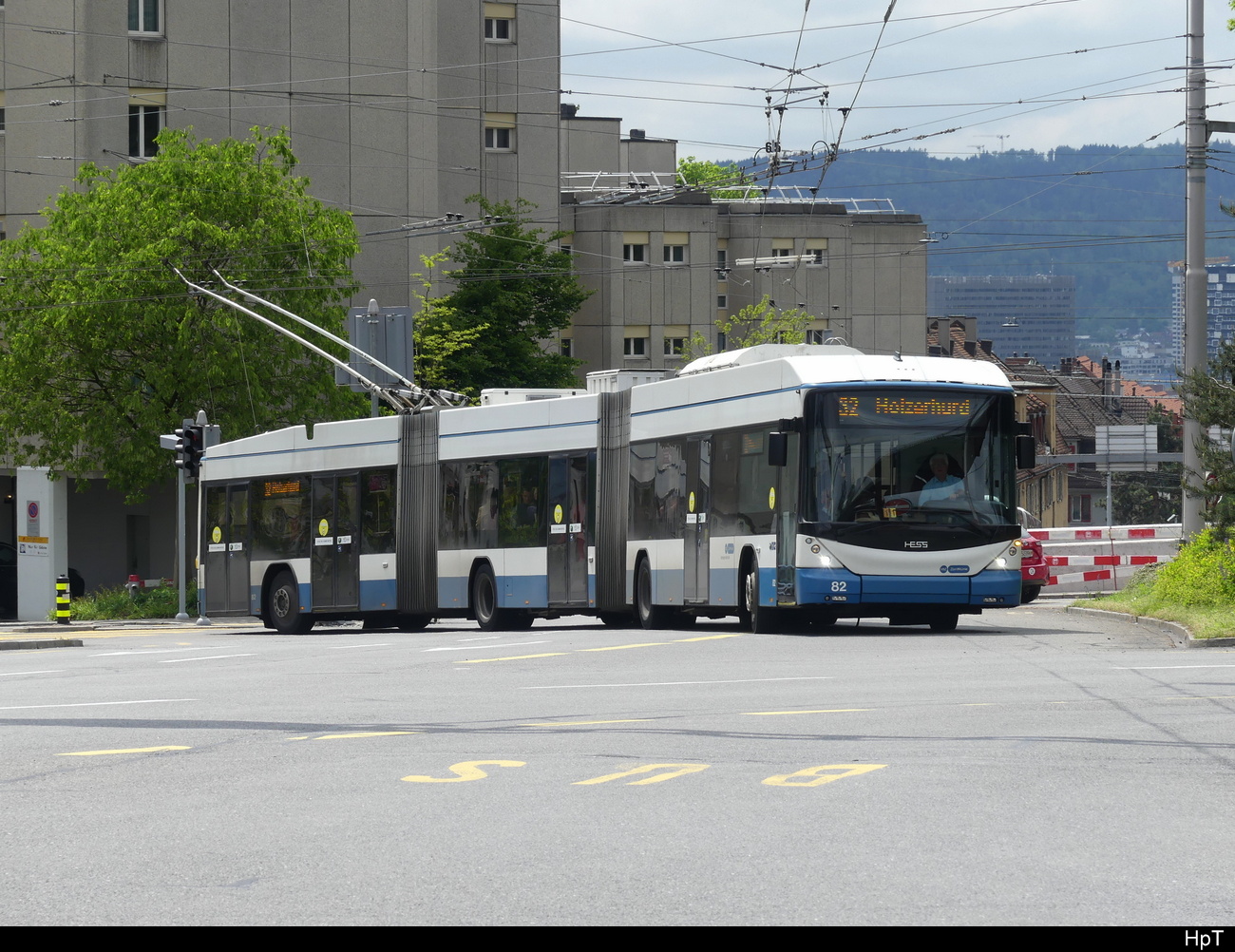 VBZ - Hess Trolleybus Nr.82 unterwegs auf der Linie 32 in der Stadt Zürich am 13.05.2023