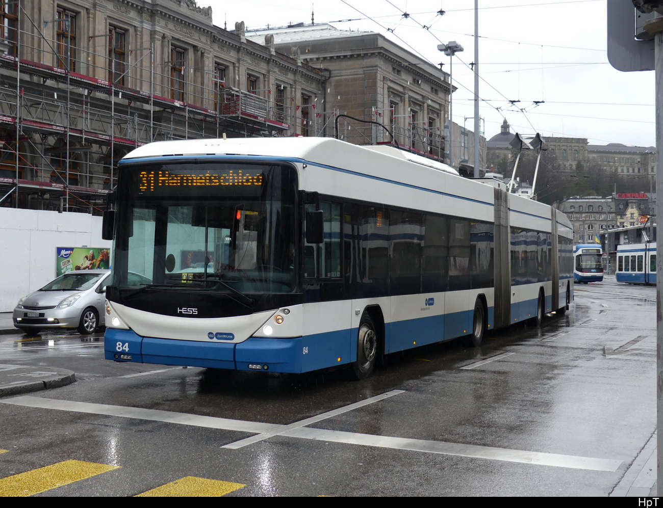 VBZ - Hess Trolleybus Nr.84 unterwegs vor dem HB Zürich am 15.01.2023