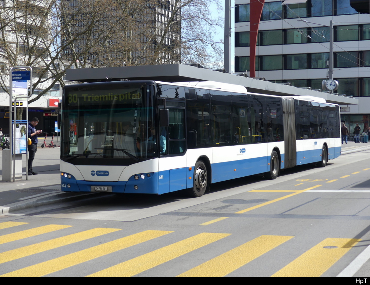 VBZ - Neoplan  Nr.541  ZH 730541 unterwegs auf der Linie 80 in Zürich Altstetten am 10.04.2023