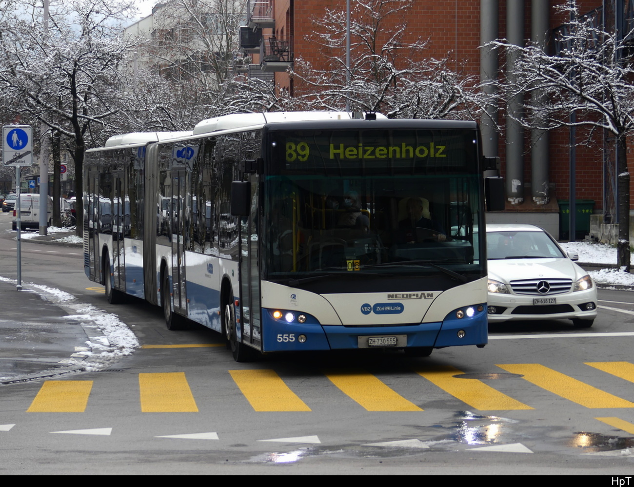 VBZ - Neoplan Nr.555 unterwegs in ZH Altstetten am 17.12.2022