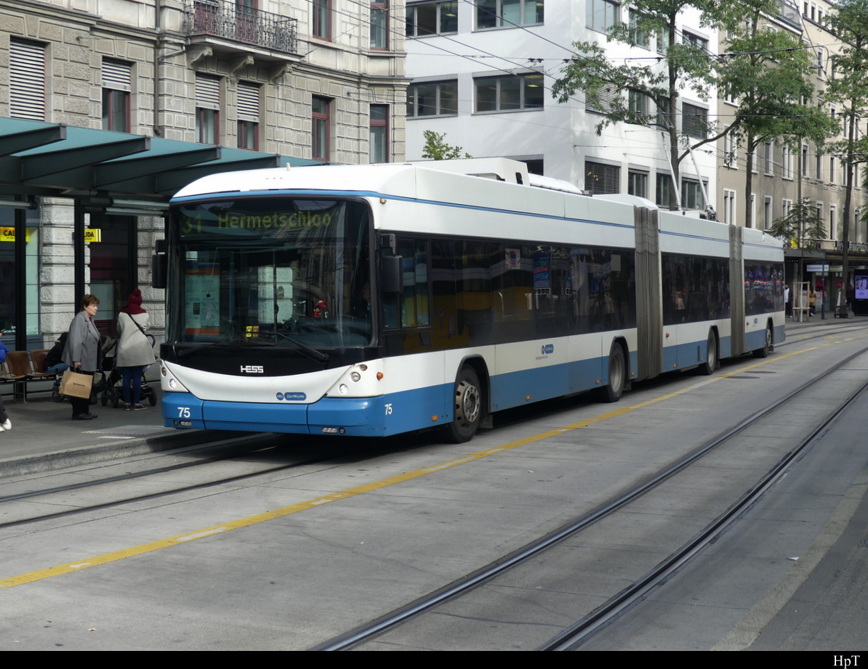 VBZ - Trolleybus Nr.75 unterwegs auf der Linie 31 in der Stadt Zürich am 04.10.2022