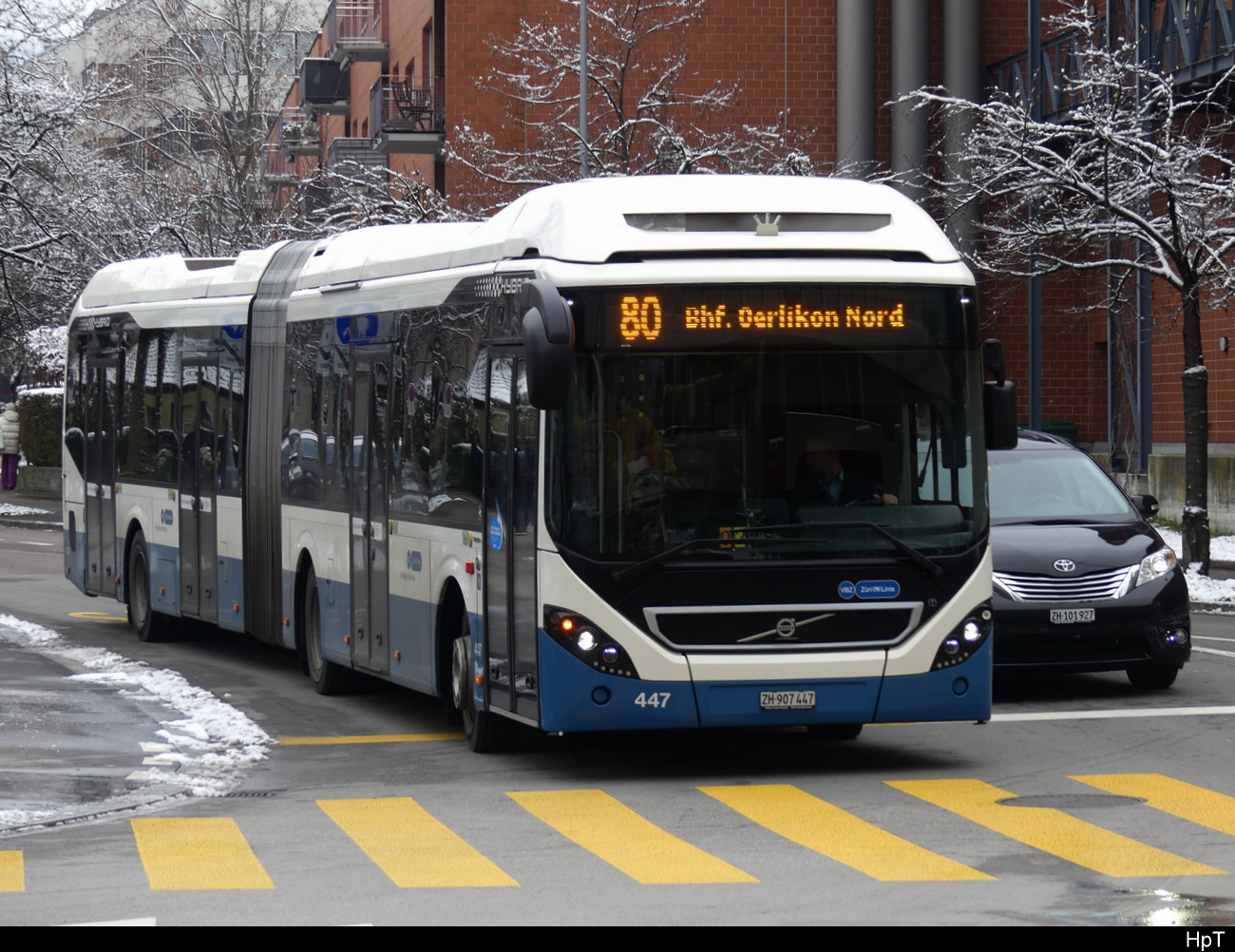 VBZ - Volvo 7900 Hybrid  Nr.447 unterwegs in ZH Altstetten am 17.12.2022