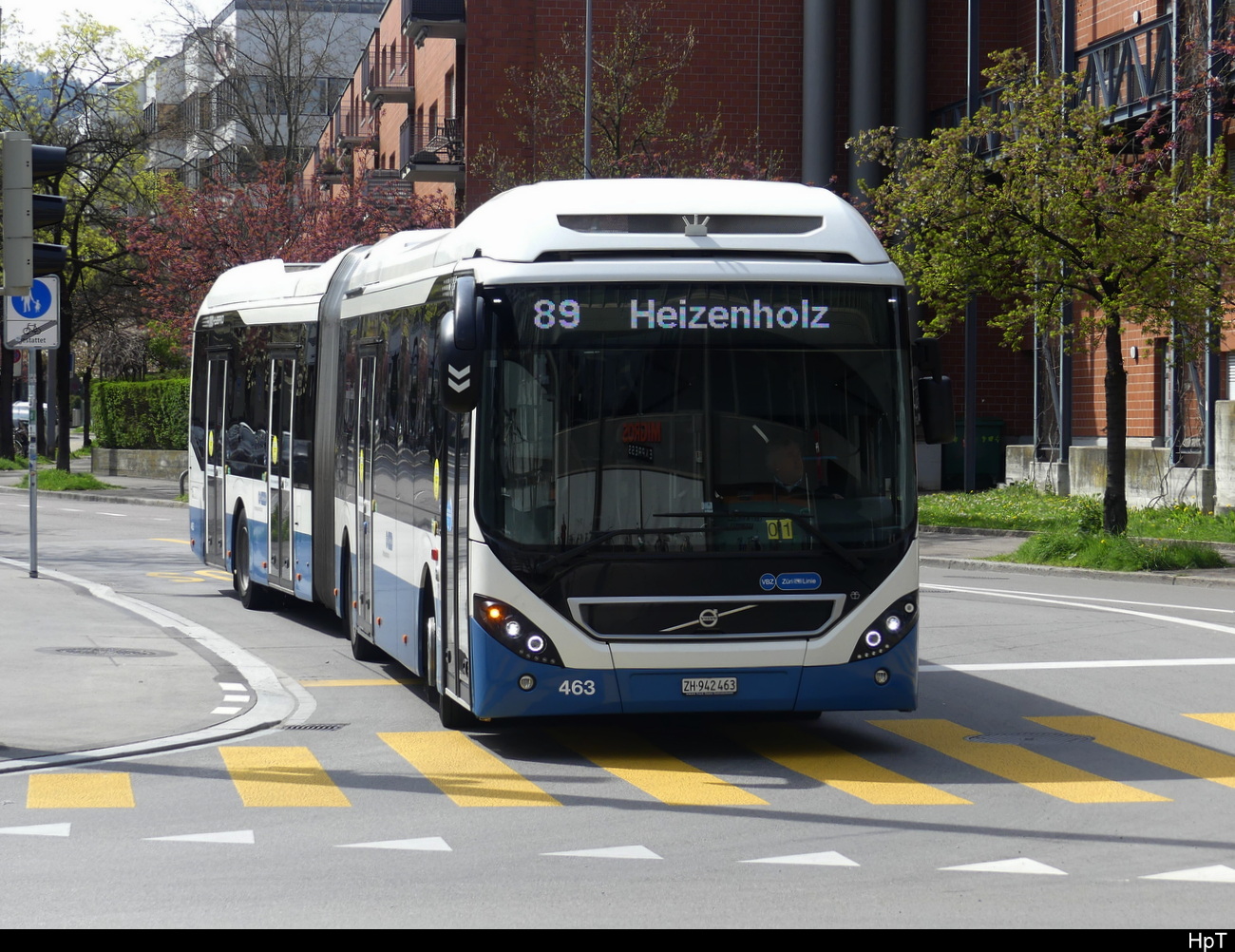 VBZ - Volvo 7900 Hybrid Nr.463  ZH 942463 unterwegs auf der Linie 89 in Altstetten am 10.04.2023