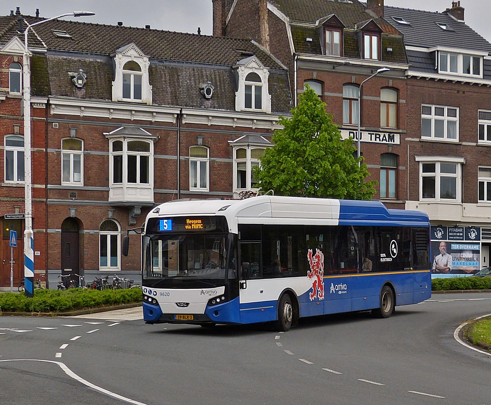 VDL Citea von Arriva, im Bild festgehalten beim Durchfahren eines Kreisverkehrs in Maastricht. 05.2023