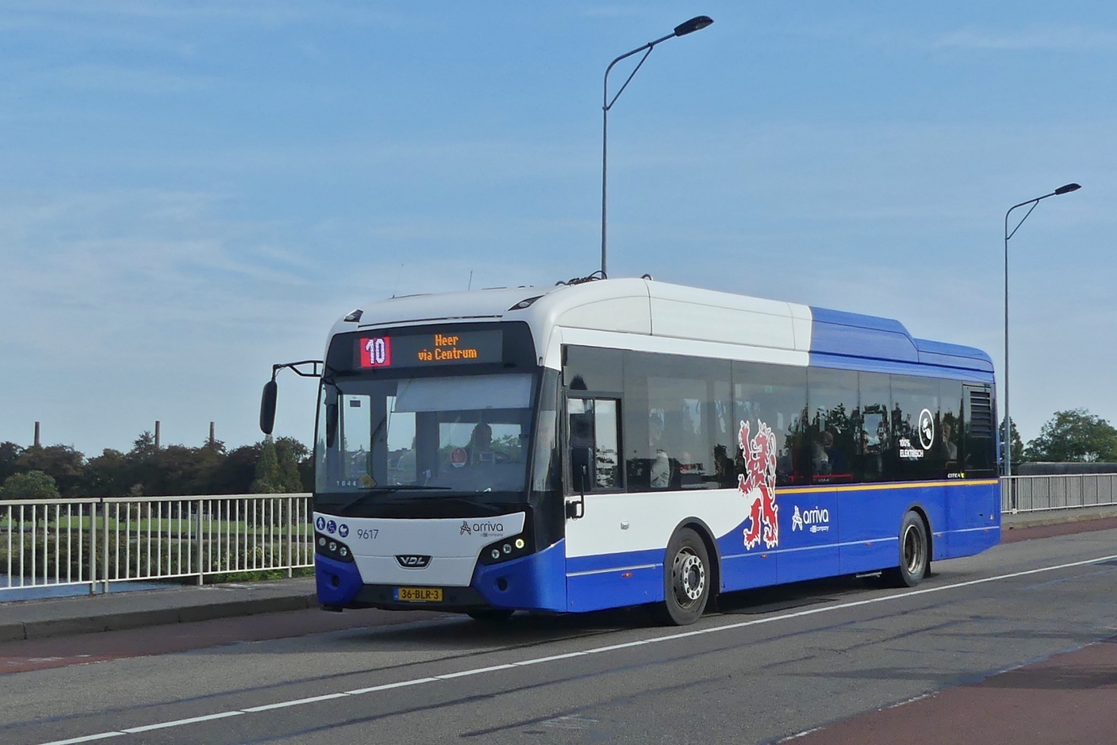 VDL Citea e von Arriva vom Bahnhof kommend unterwegs in die Innenstadt von Maastricht. 10.2023