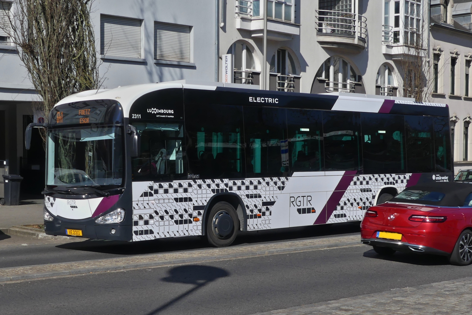 VE 2311, Irizar iebus von WEmobility, fhrt am Bahnhof von Esch Alzette vorbei. 03.2024 