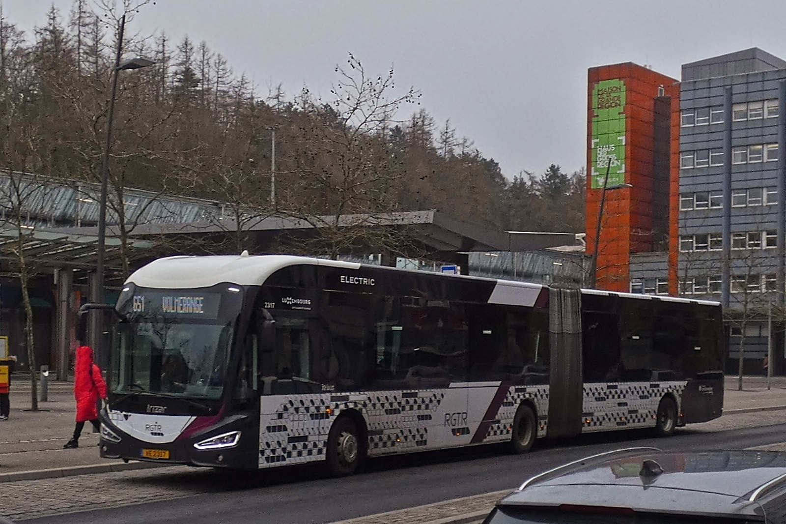 VE 2317, Irizar ieBus, von WEmobility, (Ecker), hält kurz am Busbahnhof in Esch Alzette. 02.2026