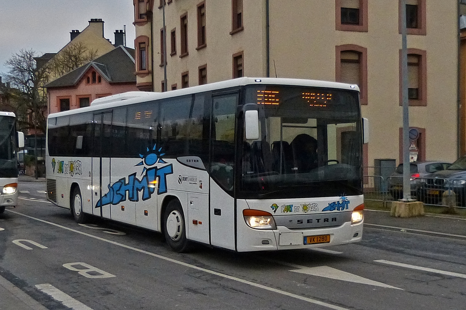 VK 1280, Setra S 415 UL, von Voyages Schmit, erreicht den Bahnhof von Ettelbrück. 01.2023