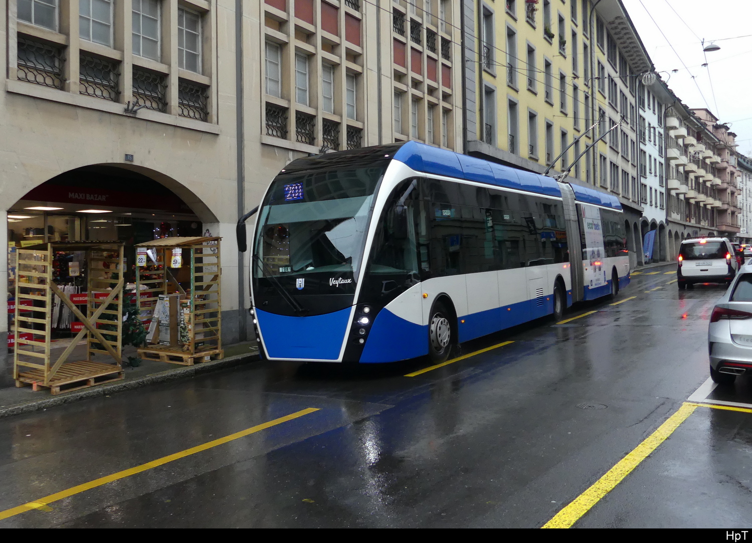 VMCV - VanHool Trolleybus Nr.811 unterwegs auf der Linie 201 in Vevey am 2024.12.14