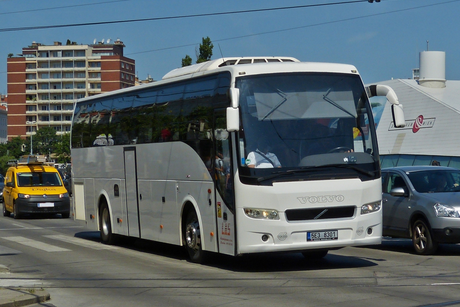 Volvo 9500 Reisebus, unterwegs in den Straßen von Wien. 06.2023 