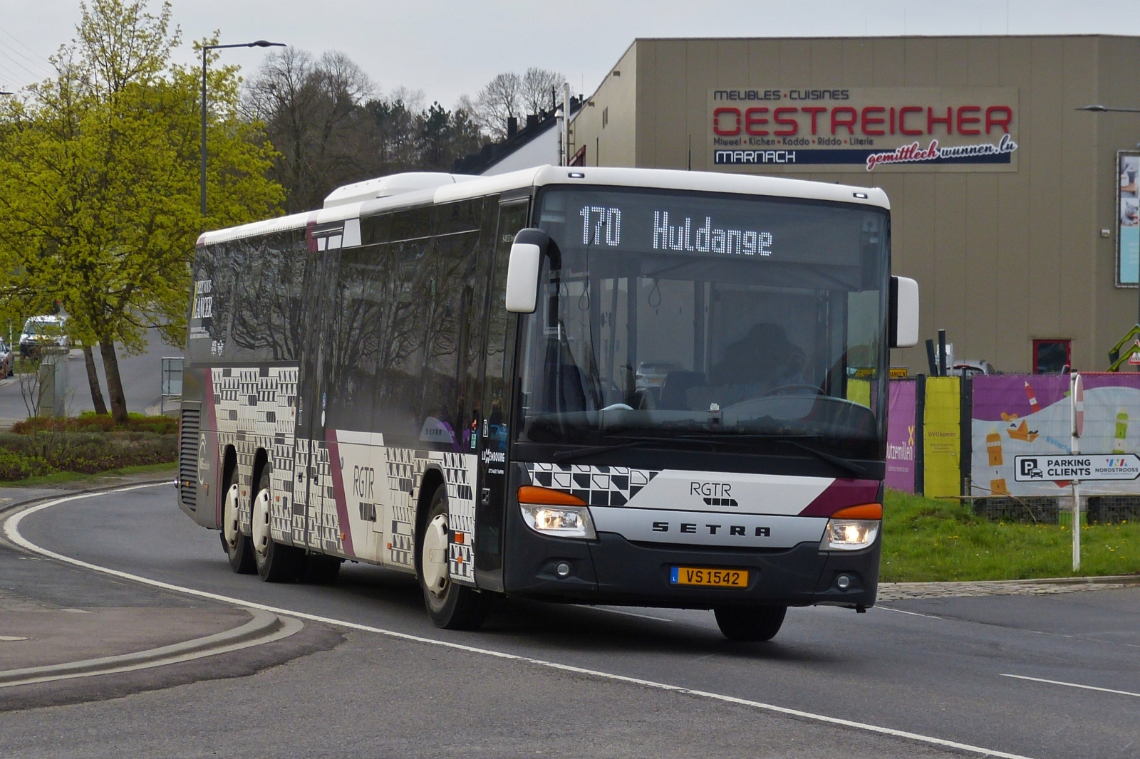 VS 1542, Setra S 418 LE, von WEmobility, auf der Linie 170 Ettelbrück - Huldange unterwegs, aufgenommen in Marnach. 04.2023 