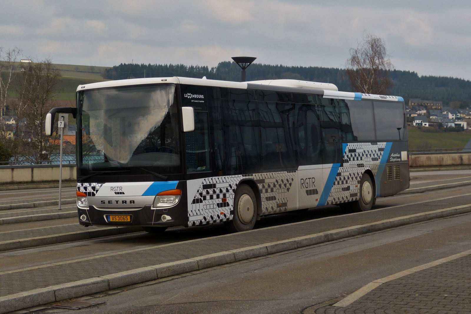 VS 3065, Setra S 416 LE der Bus Firma Stephany, wird sich nach einer kurzen Pause seine Strecke von Wiltz nach Troisvierges in Angriff nehmen. 04.2023