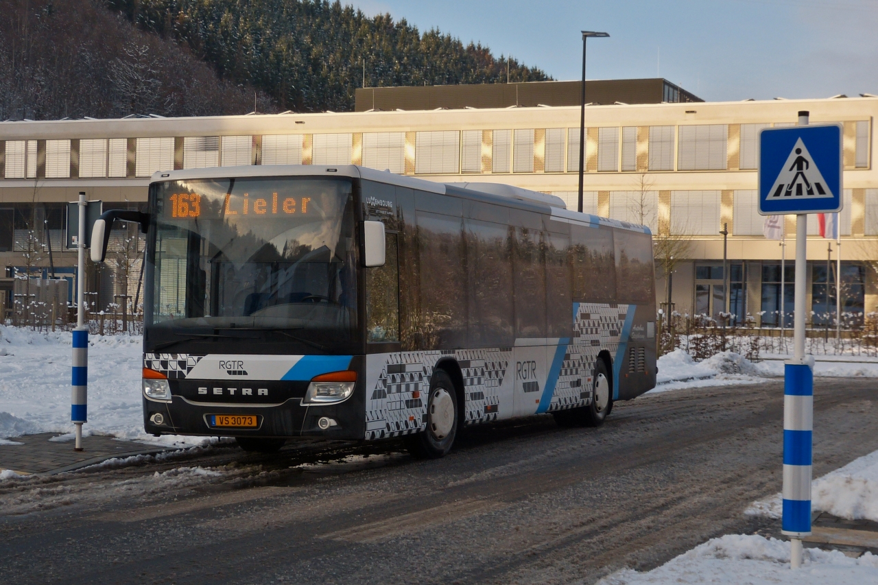 VS 3073, Setra S 415 LE, von Autobus Stephany, macht eine kurze Pause am Busbahnhof in Clervaux. 01.2023