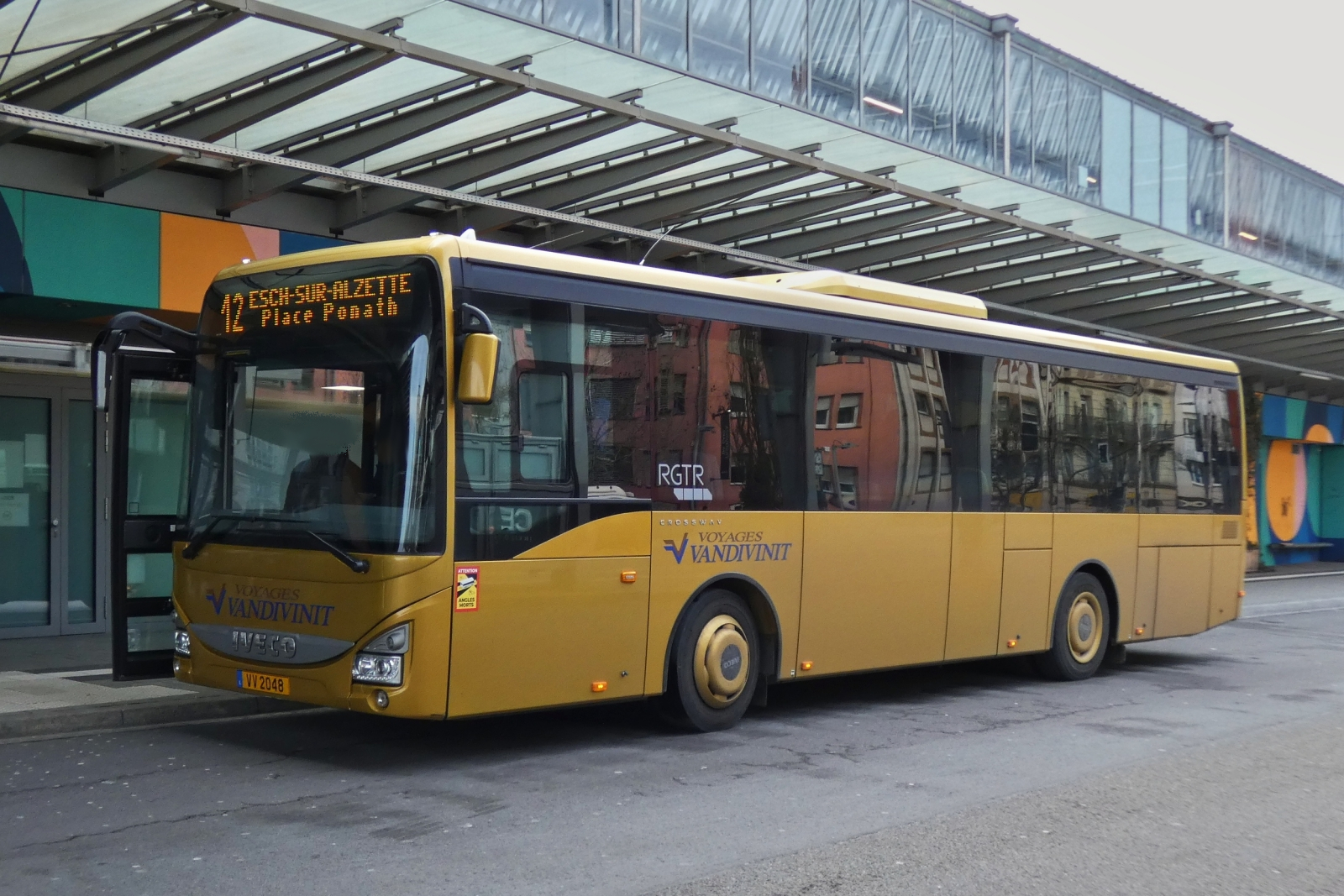 VV 2048, Iveco Crossway, von Vandivinit, stand am Busbahnhof in Esch Alzette. 02.2026