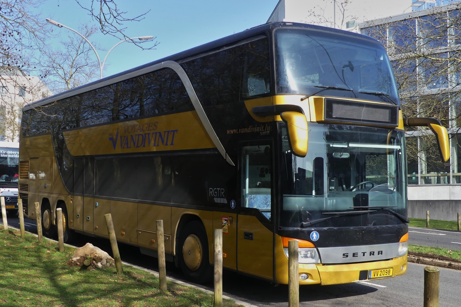 VV 2098, Setra S 431 DT, von Vandivinit, steht ain der Stadt Luxemburg. 02.2026
