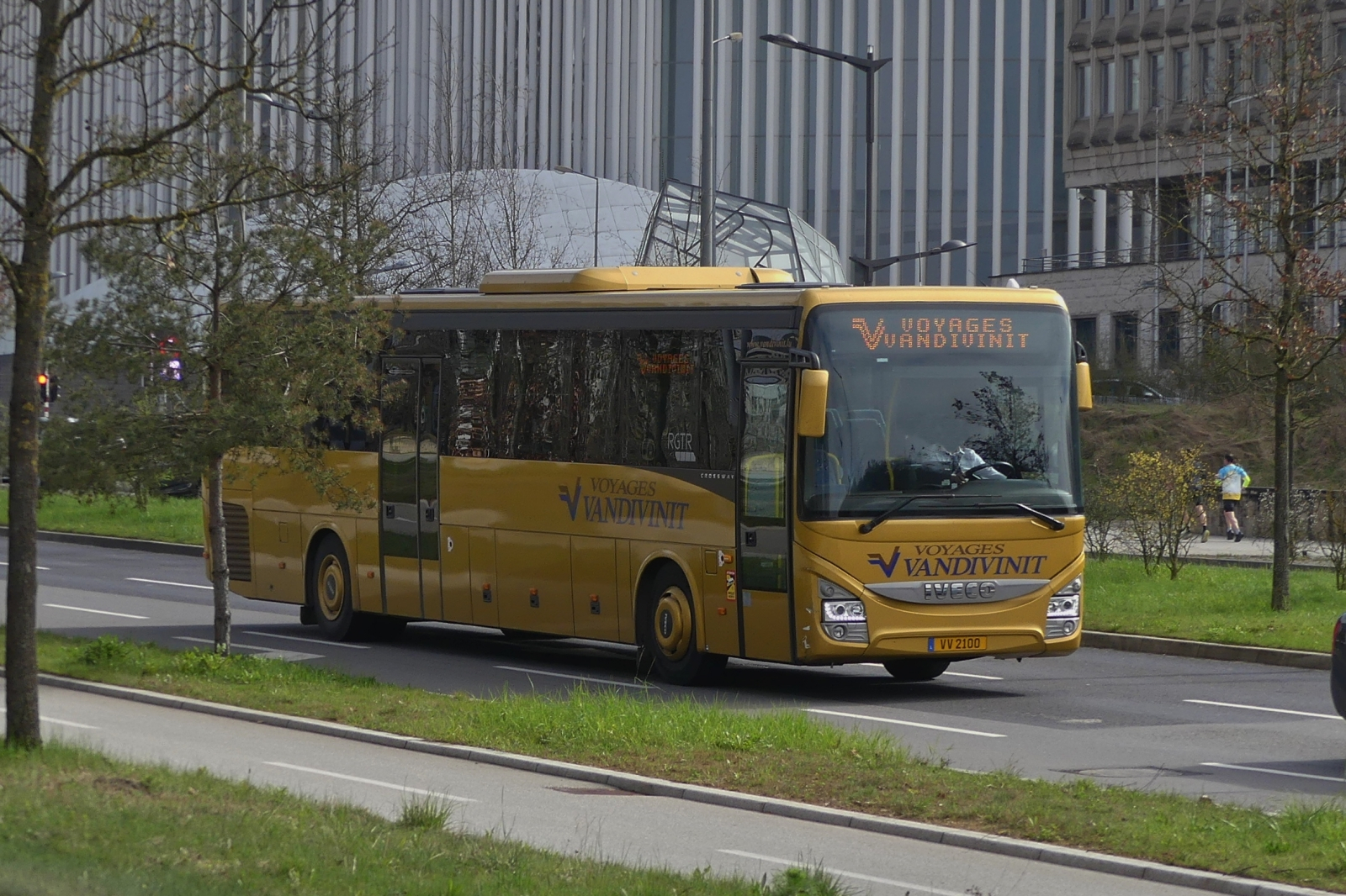 VV 2100, IVECO Crossway von Vandivinit, unterwegs in der Stadt Luxemburg. 03.2024 