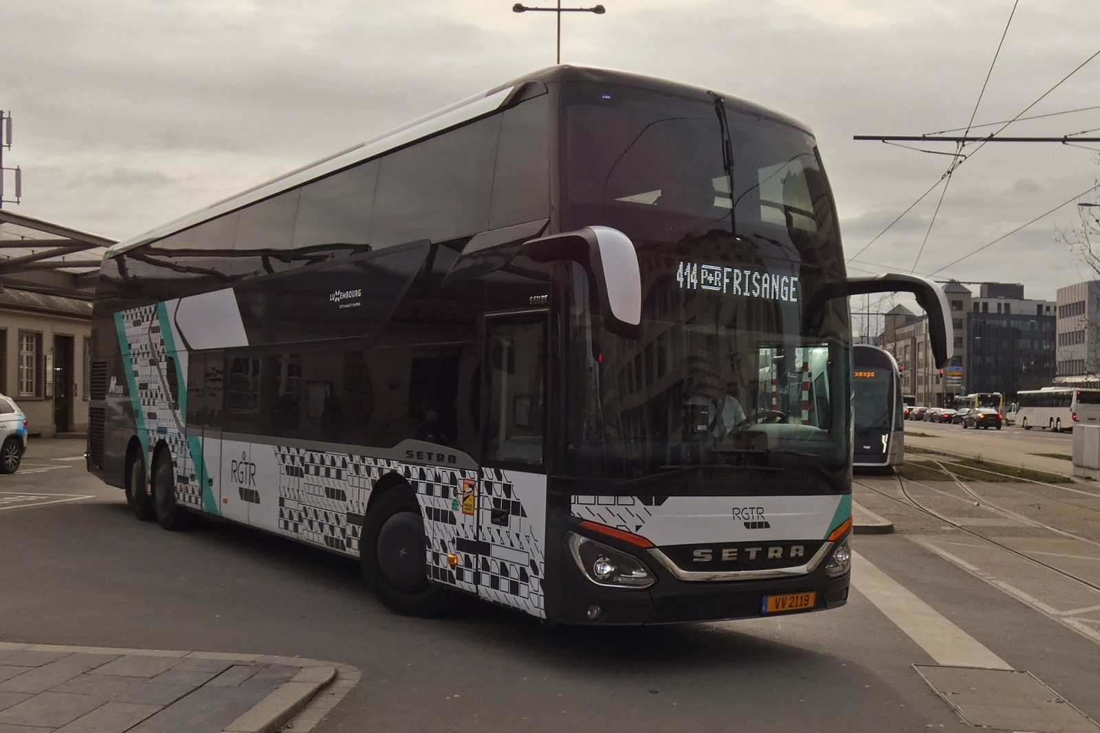 VV 2119, Setra S 531 DT, von Mosea Mobility, verlässt die Bushaltestelle am Bahnhof in der Stadt Luxemburg. 02.2026