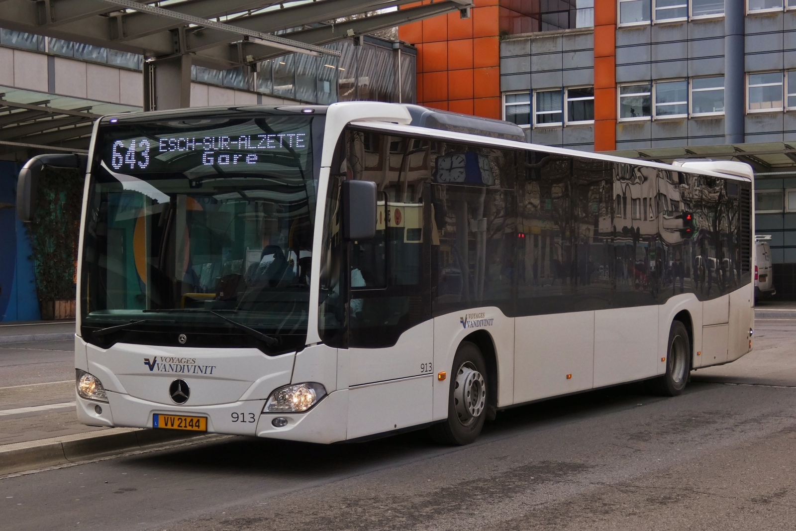 VV 2144, Mercedes Benz Citaro, von Vandivinit, hält am Busbahnhof in Esch Alzette. 02.2026