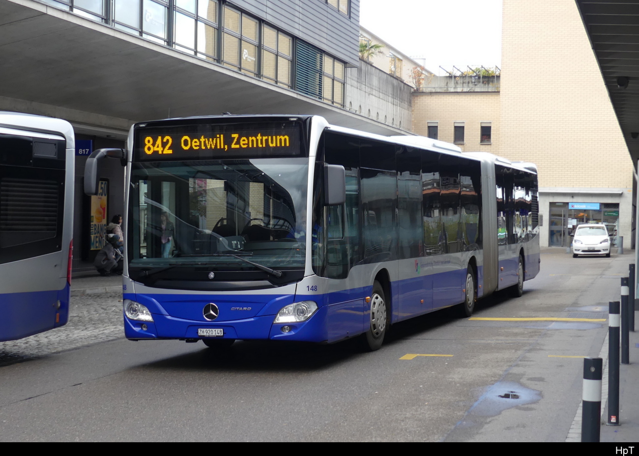 VZO - Mercedes Citaro Nr.148  ZH 920148 unterwegs auf der Linie 842 vor dem Bhf. Uster an dem Bushaltestellen 11.11.2023