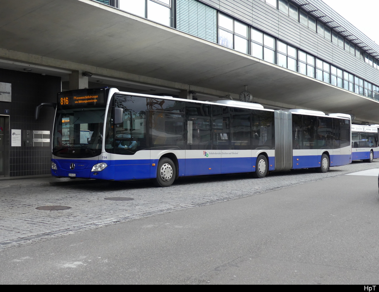 VZO - Mercedes Citaro Nr.154  ZH 761154 unterwegs auf der Linie 816 vor dem Bhf. Uster an dem Bushaltestellen 11.11.2023