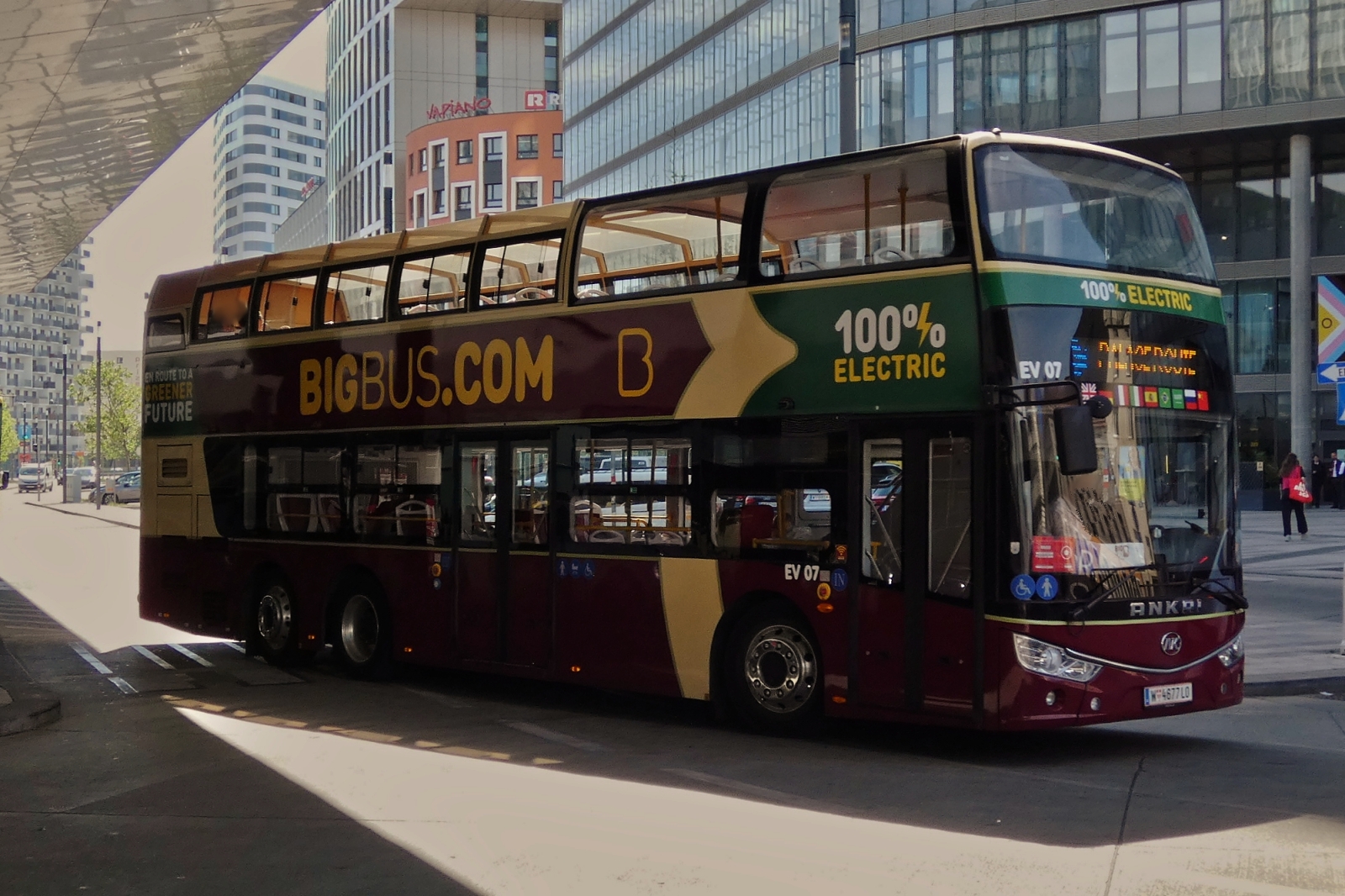 W 4667LO, Ankai G912 E-Bus EV 07, sightseeing Bus von BigBus, gesehen am Hauptbahnhof in Wien. 04.05.2026