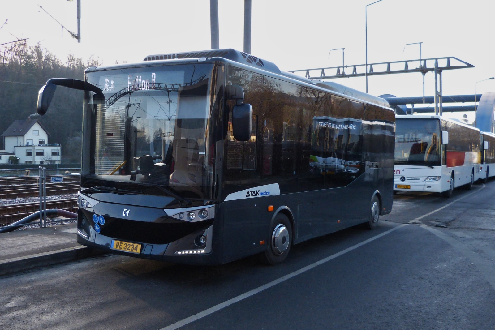 WE 3234, Karsan Atak eBus, in Dunkelgrau,von Emile Weber, wartet beim Bahnhof in Ettelbrück auf den nächsten Einsatz. 12.2022