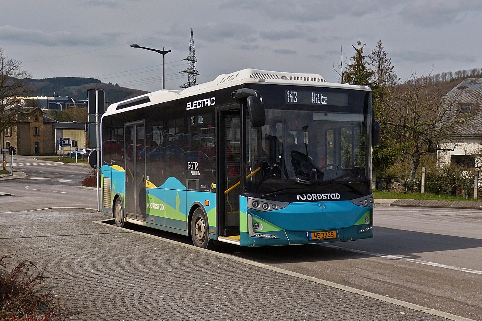 WE 3239, Karsan Atak von WEmobility, steht abseits des Busbahnhofs in Wiltz, wird nach einer kurzen Pause die Linie 143 nach Dorscheid in Angrif nehmen. 04.2023