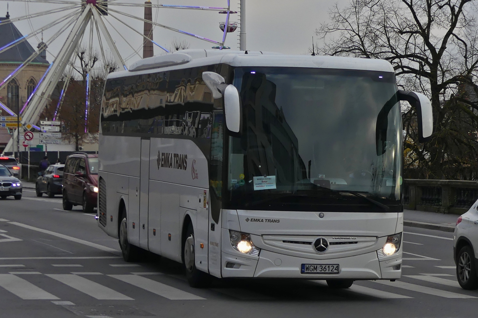 WGM 36124, Mercedes Benz Tourismo, von Emka Trans aus Polen, ist in den Straßen der Stadt Luxemburg unterwegs. 12.2023