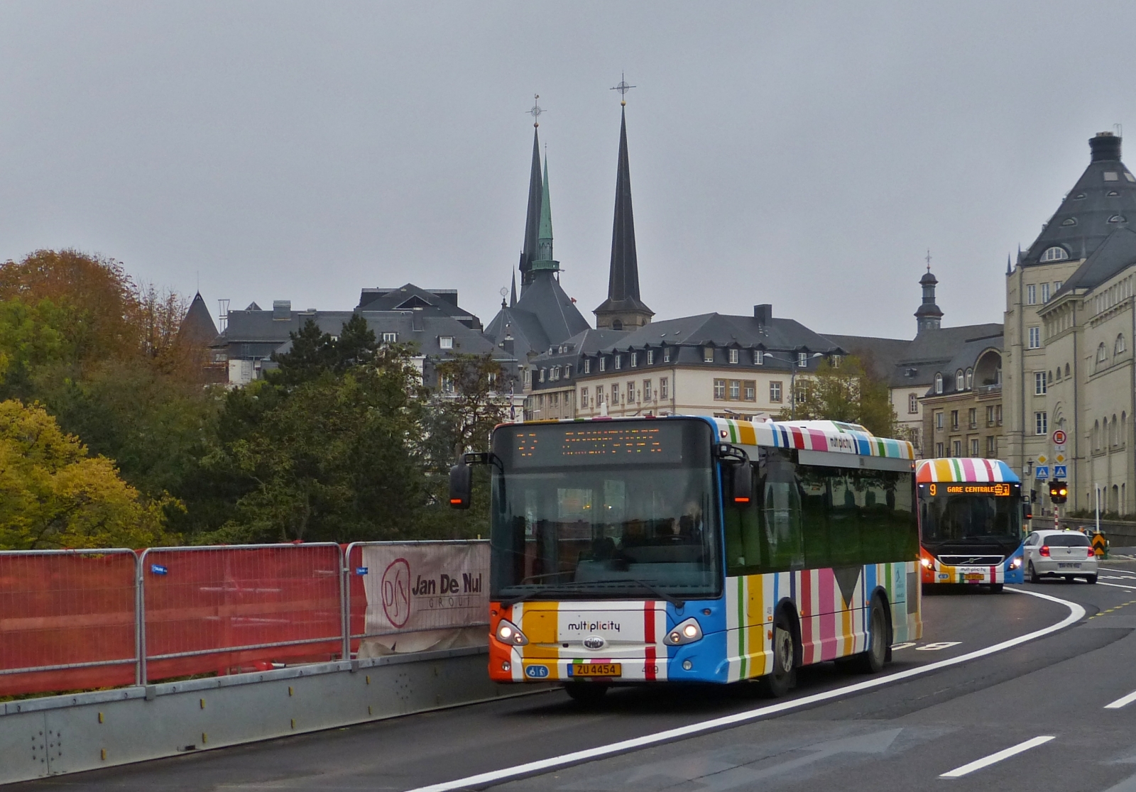 ZU 4454, Heuliez vom VDL, in den Straßen der Stadt Luxemburg unterwegs. 11.2019

