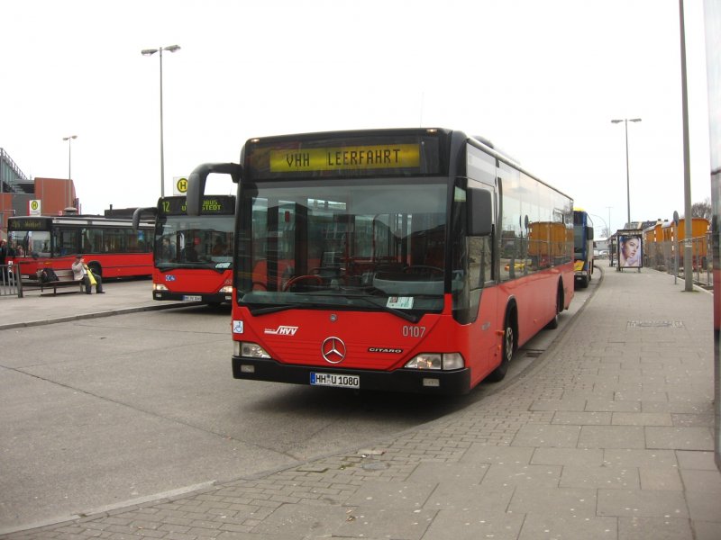  Wagen 0107 als Leerfahrt im Busbahnhof Bergedorf 28.3.08