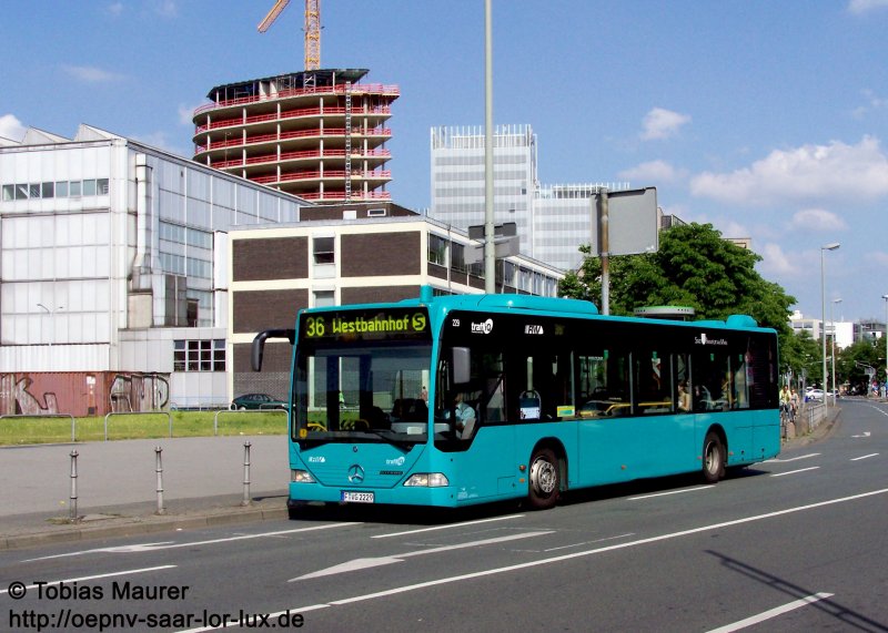 01.06.08: VGF Wagen 229 ist unterwegs auf der 36 zum Westbahnho, abgelichtet in Hhe der Bockenheimer Warte.