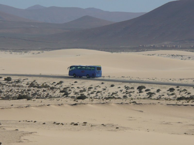 01.07.09,SCANIA Irizar von Ultramar Express im Parque Natural de las Dunas de Corralejo auf Fuerteventura.