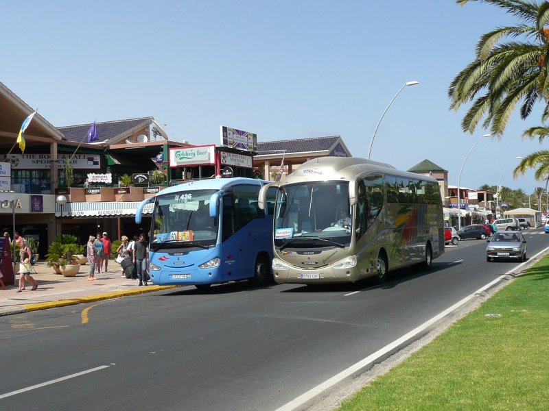 03.07.09,2 x SCANIA Irizar auf der Avenida del Saladar an der Playa del Matorral in Morro Jable-Janda auf Fuerteventura.