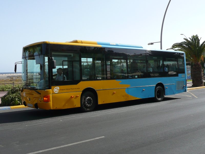 03.07.09,SCANIA-Stadtbus auf der Avenida del Saladar in Morro Jable-Janda auf Fuerteventura.