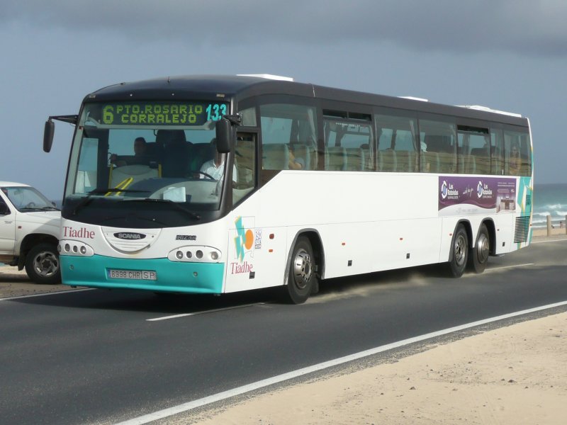 04.07.09,SCANIA-Hochburg Fuerteventura,ein Irizar von Tiadhe Nr.133 als Linie 6 von Puerto del Rosario nach Corralejo auf der Fernstrae FV-1 im Parque Natural de las Dunas de Corralejo. 