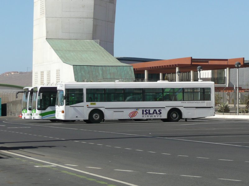 06.07.09,MB als Flughafenbus von ISLAS Airways auf dem Aeropuerto de Fuerteventura  El Matorral .