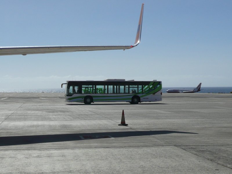 06.07.09,MB-Citaro von Binter als Flughafenbus auf dem Rollfeld des Aeropuerto de Fuerteventura  El Matorral .