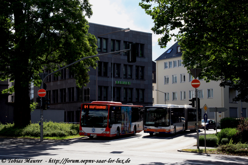 07.06.2009: SWT Wagen 77 und ESWE 179 in Trier. ESWE in Trier? Ja, die SWT hatte sich von der ESWE einen MAN Lion's City G ausgeliehen, um  diesen 14 Tage lang ausgiebig zu testen. Die zu hren war schnitt das EEV Fahrzeug gut. Wagen 77, der Citaro Facelift aus der letzten Lieferserie bedient die Linie 77 zum Hbf, sein langer Konkurent fhrt auf der Linie 3/83.