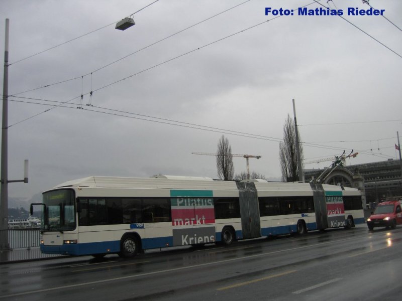 1, von 3 bei der VBL- Im Einsatzstehender Doppelgelenktrolleybus, auf der Linie 1, zwischen Luzern Bhf, und Schwanenplatz am 23.01.09