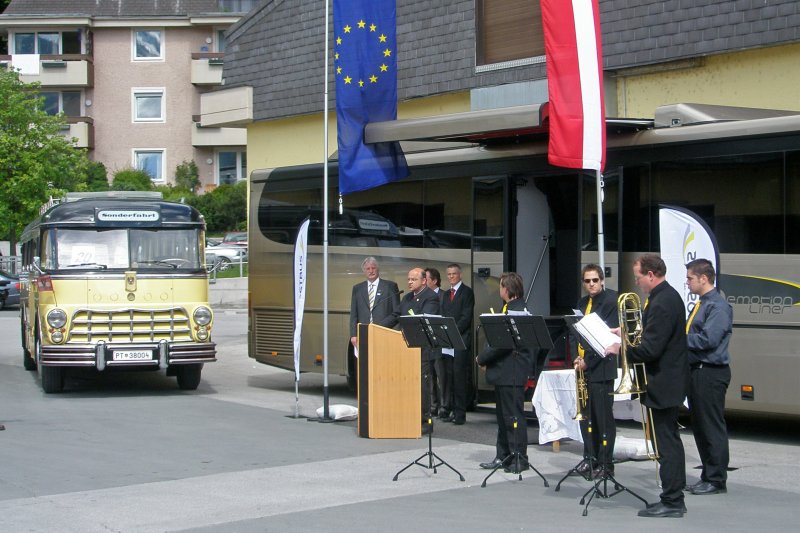 100 Jahre Postbus Osterreich, Festgelande Postgarage Schuttdorf, Zell am See, 18 - 20 mei 2007.

Offiziele Sprache fur die zwei VIP-busse, der Saurer und der Setra, 18 mei 2007