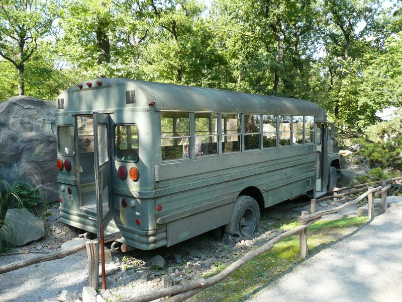 11.09.08,ZOOM-Erlebniswelt in Gelsenkirchen,ausgemusterter Bus der US-Army als Ausstellungsstück in der Themenwelt Alaska.
