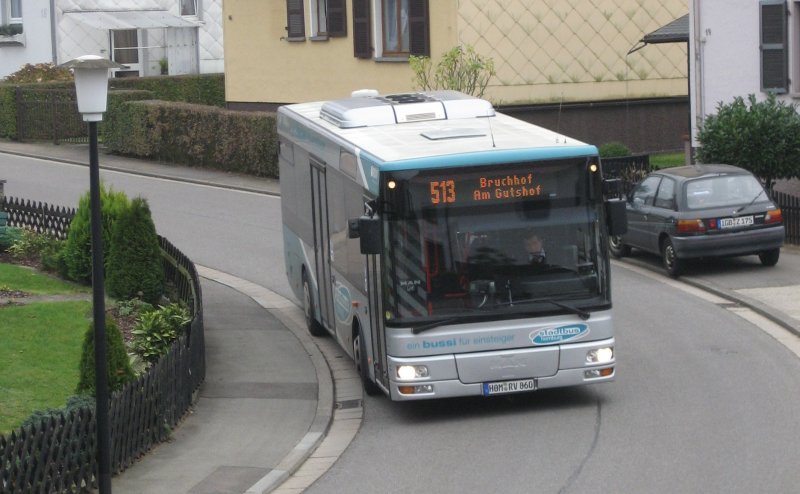 15.11.2008: HOM RV 860: ebenfalls in Homburg-Bruchhof auf der Linie 513 Richtung Bruchhof Am Gutshof( frher Wasserwerk). Bei diesen Bussis wurde ein Info-Screen eingebaut mit anzeige der Wegstrecke, Uhrzeit und Linie, allerdings funktionieren diese Dinger nur selten.